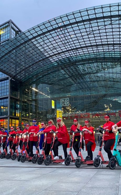 Promotion des transports publics pour freenow à Berlin sur des scooters électriques devant la gare centrale