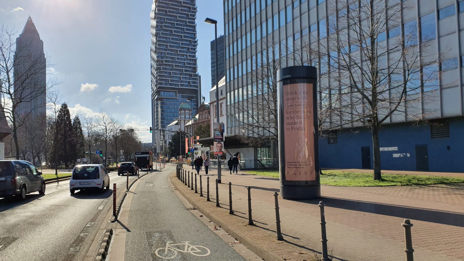 Colonne Morris avec la tour du parc des expositions de Francfort en arrière-plan