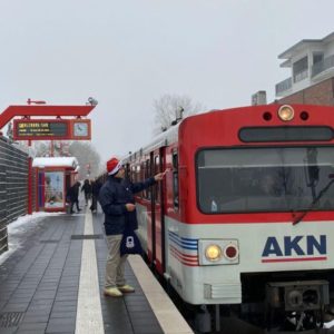 Le promoteur remet un cadeau au conducteur de la locomotive AKN dans la cabine de conduite