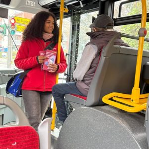 Une promotrice avec du matériel d'information monte dans un bus du HVV.