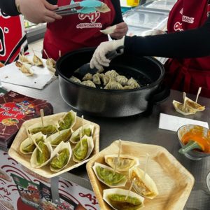 Des gyozas préparés sur un stand de dégustation