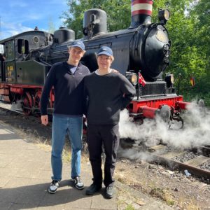 Deux promoteurs devant une locomotive à vapeur historique