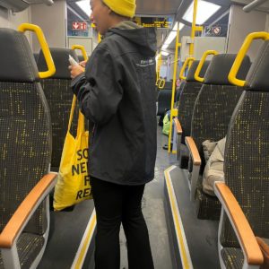 Ambassadeur de marque avec un sac dans le train Mittelrheinbahn