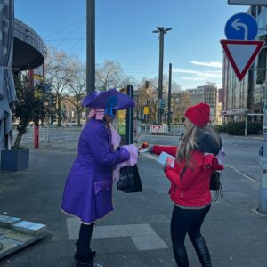 Une promotrice remettant un prospectus à un carnavaleux