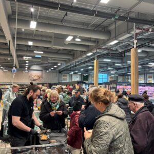 Une foule devant un stand de dégustation
