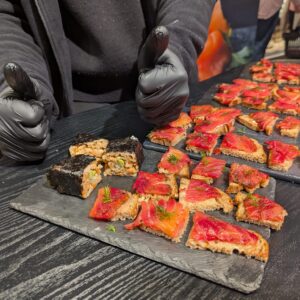 Deux pouces levés devant un plateau de saumon