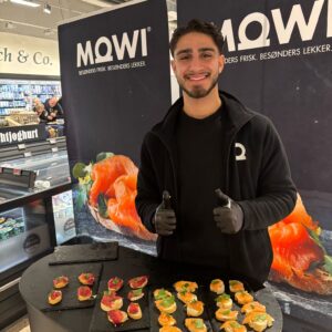 Promoteur proposant du saumon derrière un stand