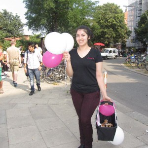 Promoterin mit Luftballons