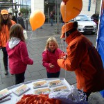 Luftballons Sampling an Kids