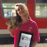 Promoterin steht vor einer Bahn