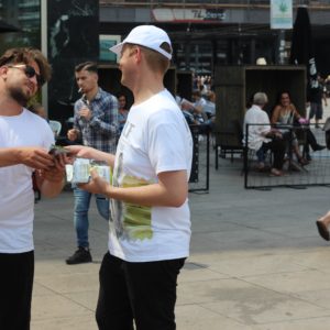 Ein Passant freut sich sehr über die Sampels, die unsere Promoter an ihn verteilt haben