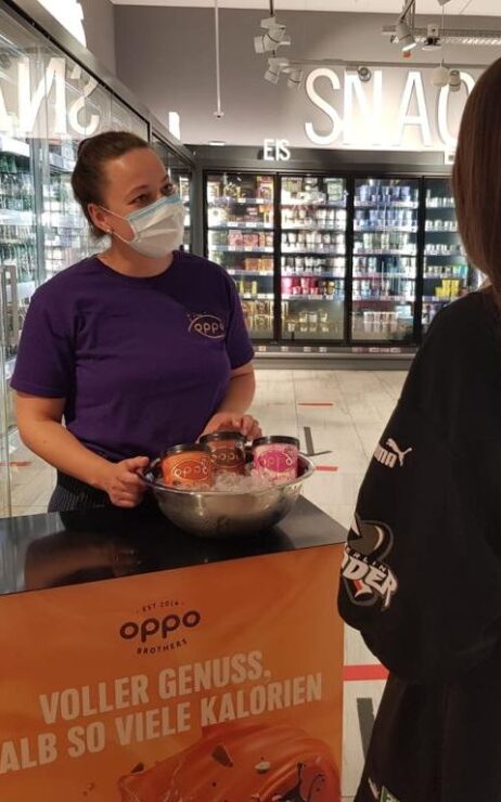 Promotion mit Mund-Nasenmaske im Supermarkt